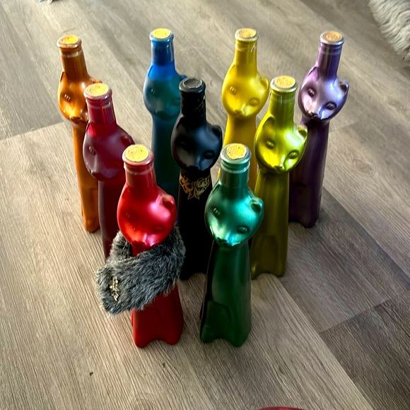 9 unopened bottles of wine in kitty bottles - Picture 2 of 7